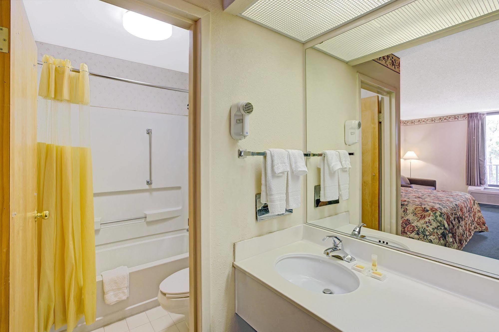 Days Inn Lake Norman Cornelius Kültér fotó