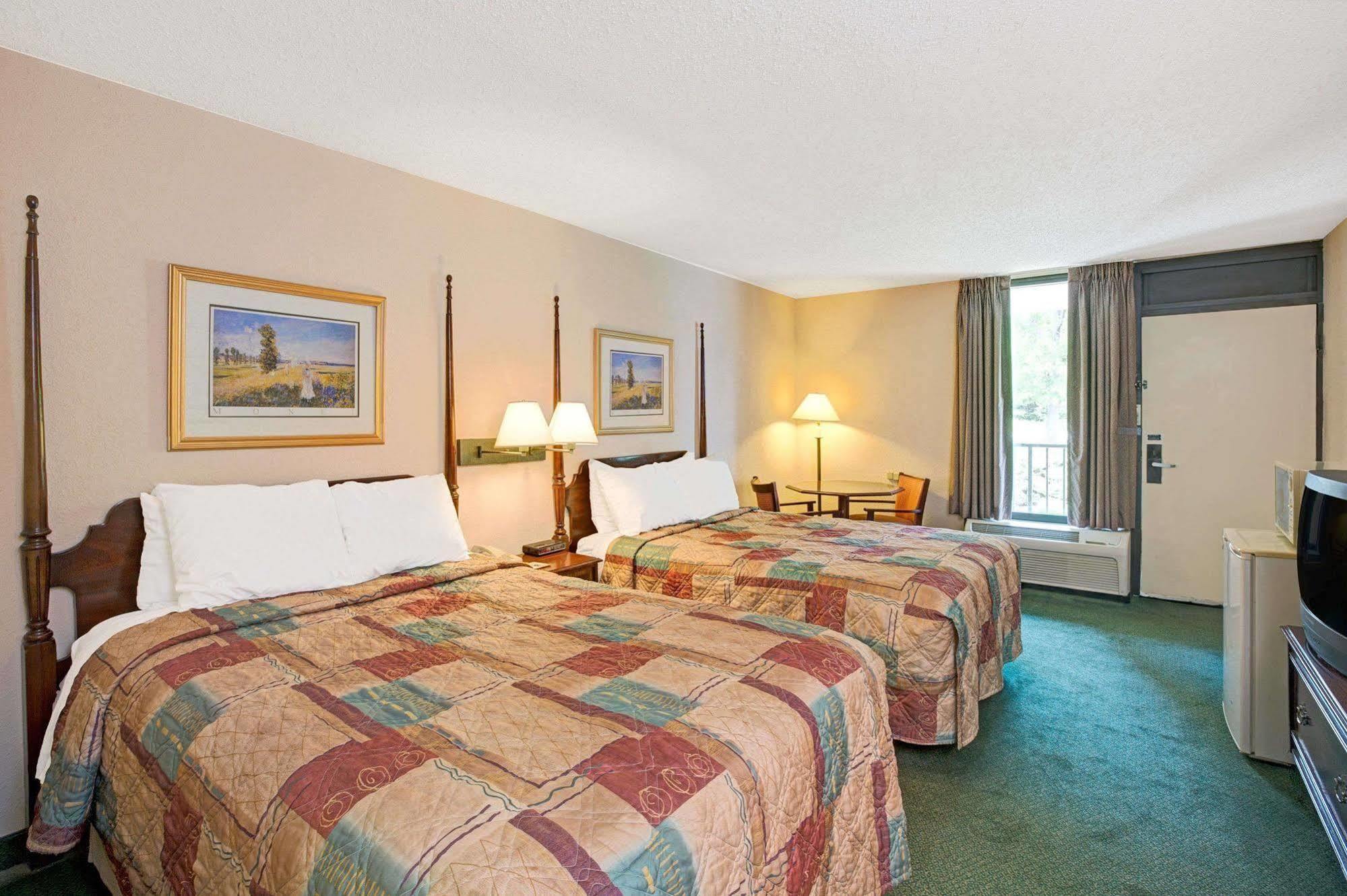 Days Inn Lake Norman Cornelius Kültér fotó